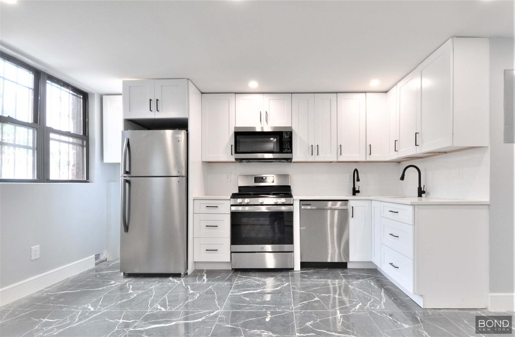 135 East 46th Street, Unit 1 photo 3