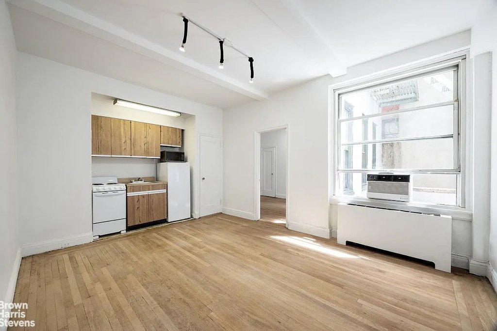 325 West 45th Street, Unit 108 photo 2