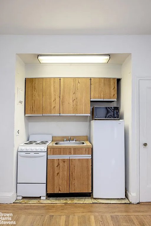 325 West 45th Street, Unit 108 photo 3