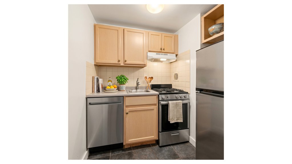135 East 54th Street, Unit 5A photo 4