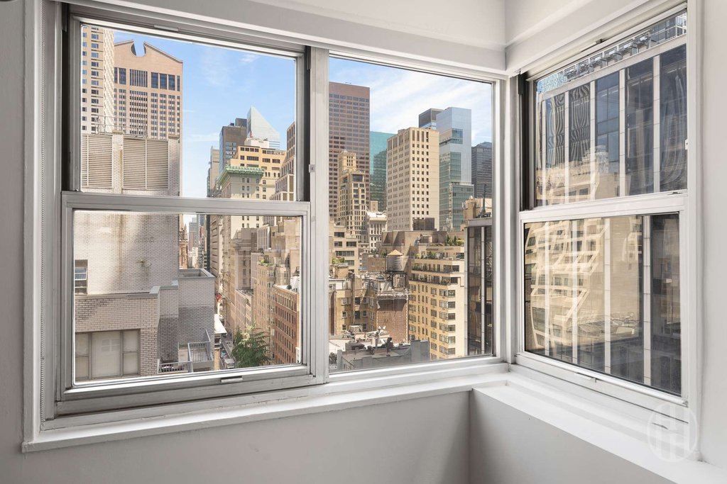 77 West 55th Street, Unit 16B photo 2