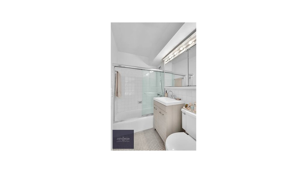 220 East 67th Street, Unit 4B photo 3