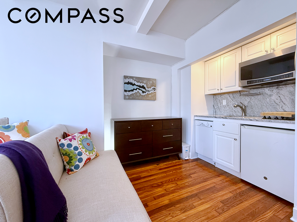 25 Tudor City Place, Unit 1502 photo 4