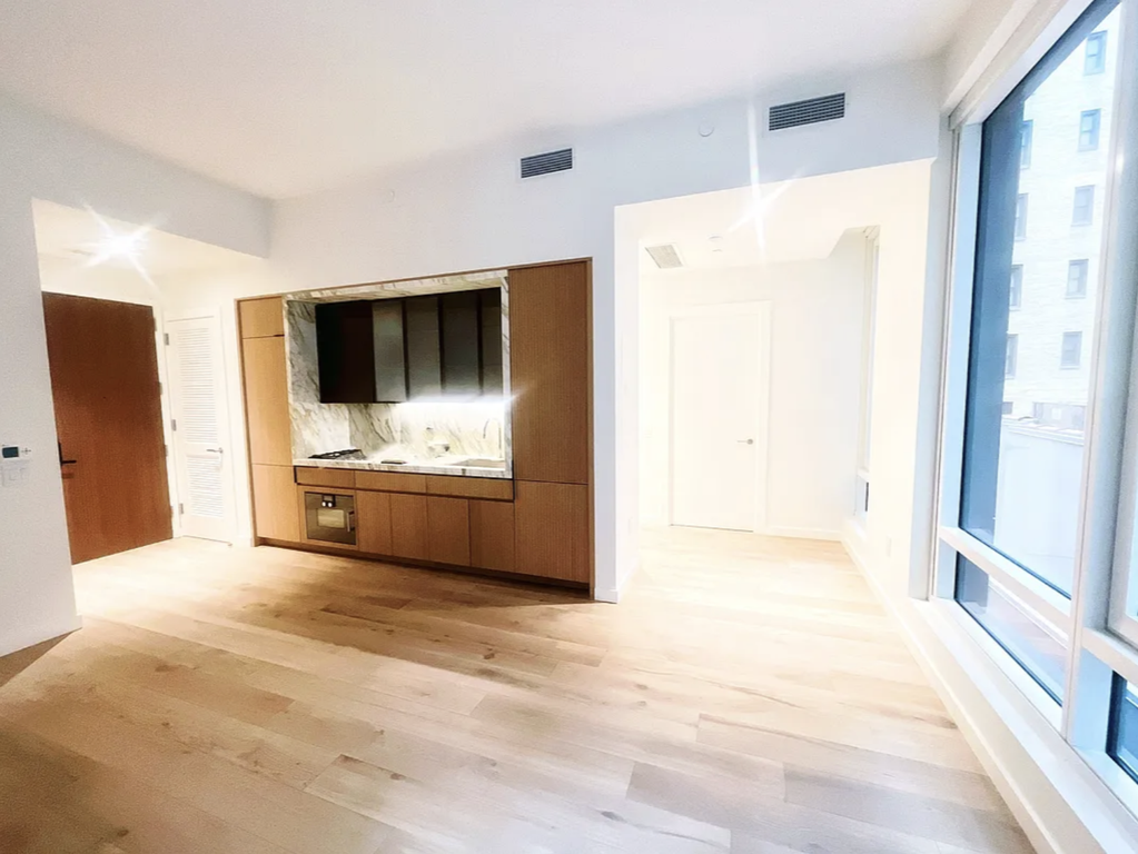 135 East 47th Street, Unit 3D photo 4