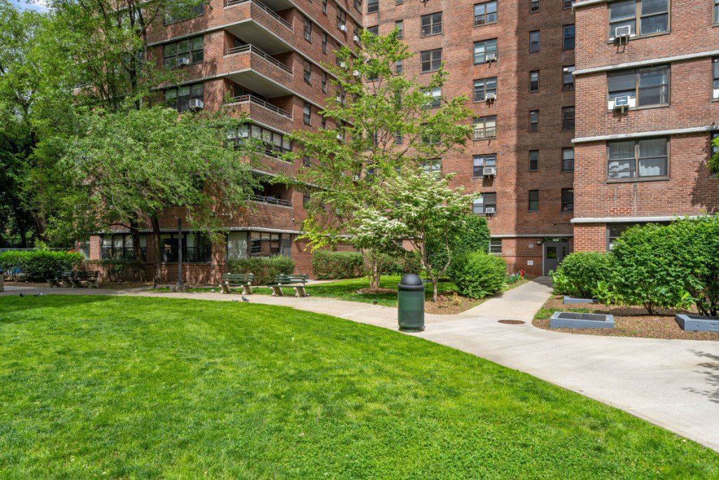 385 Grand Street, Unit L1101 photo 19
