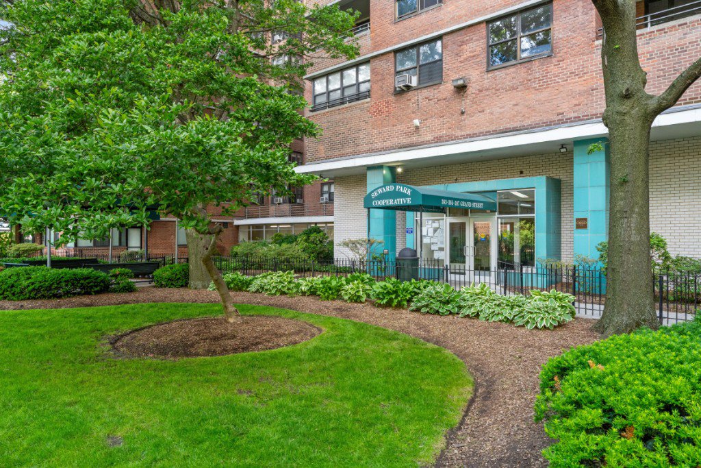 385 Grand Street, Unit L1101 photo 20