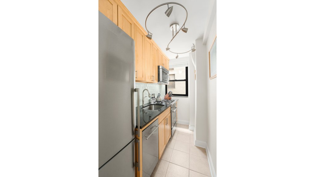 235 East 73rd Street, Unit 2H photo 3