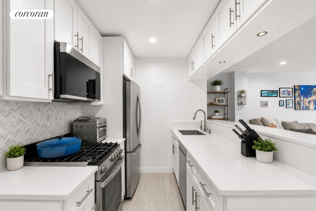 209 East 56th Street, Unit 7G photo 4