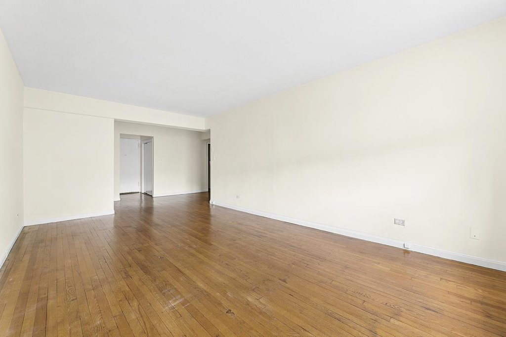 46-01 39th Avenue, Unit 503 photo 2