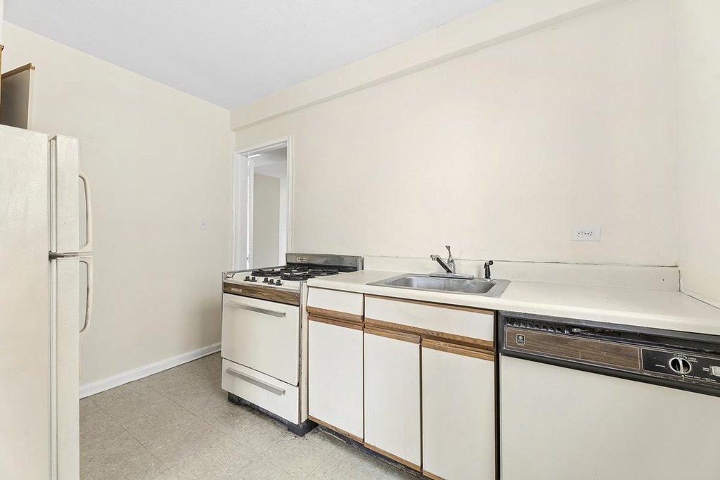 46-01 39th Avenue, Unit 503 photo 3