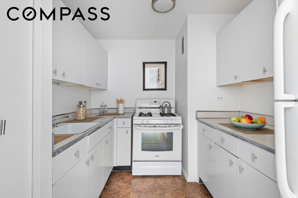 90 Gold Street, Unit 14J photo 4
