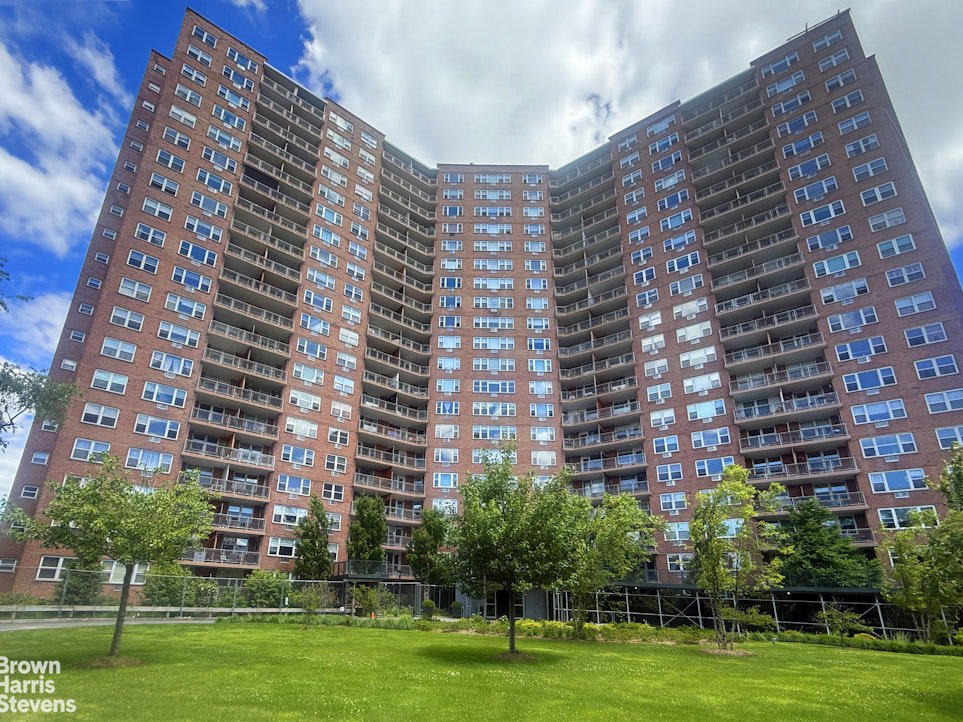 5900 Arlington Avenue, Unit 4B