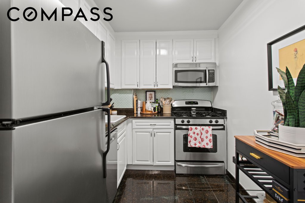400 East 77th Street, Unit 6C photo 4