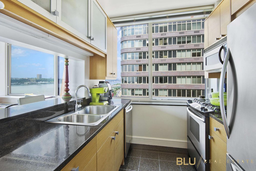120 Riverside Boulevard, Unit 10E photo 5