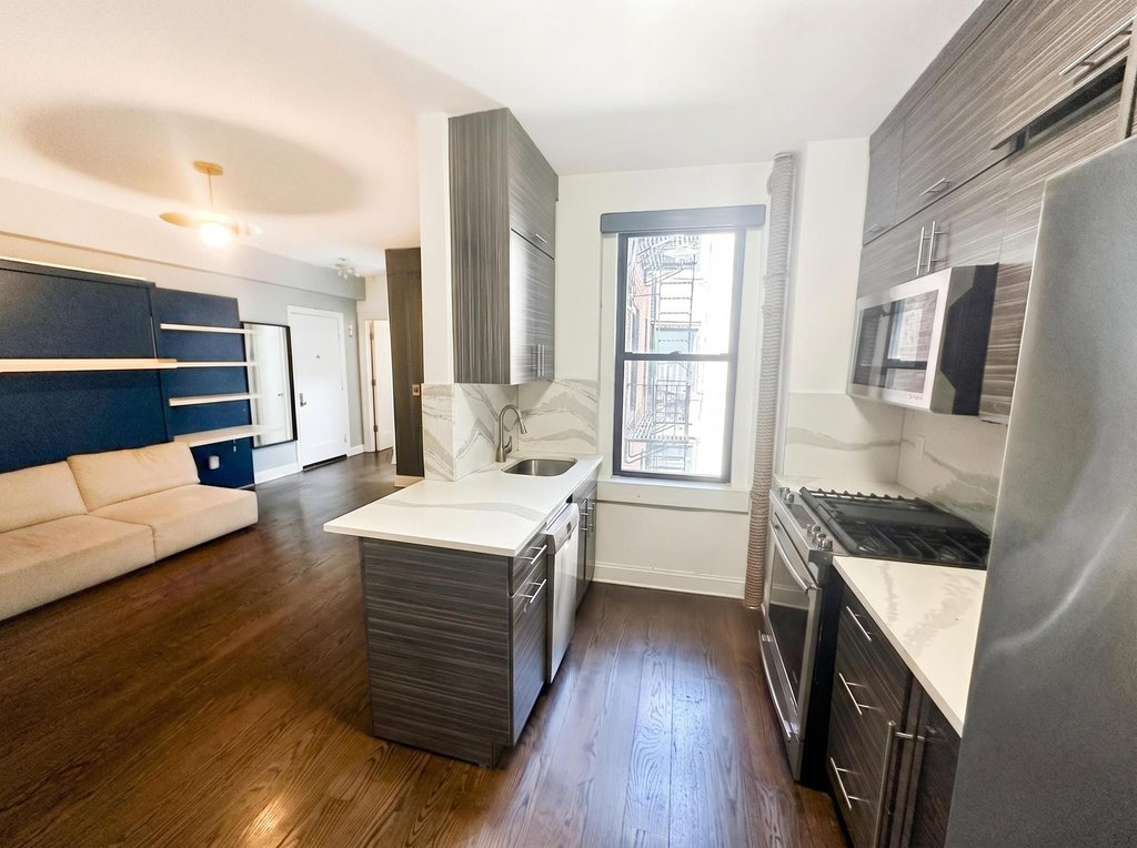 130 West 16th Street, Unit 52 photo 10