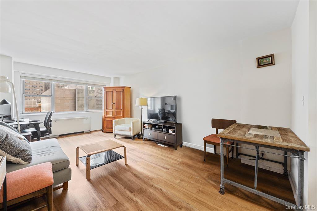 321 East 48th Street, Unit 9D photo 2