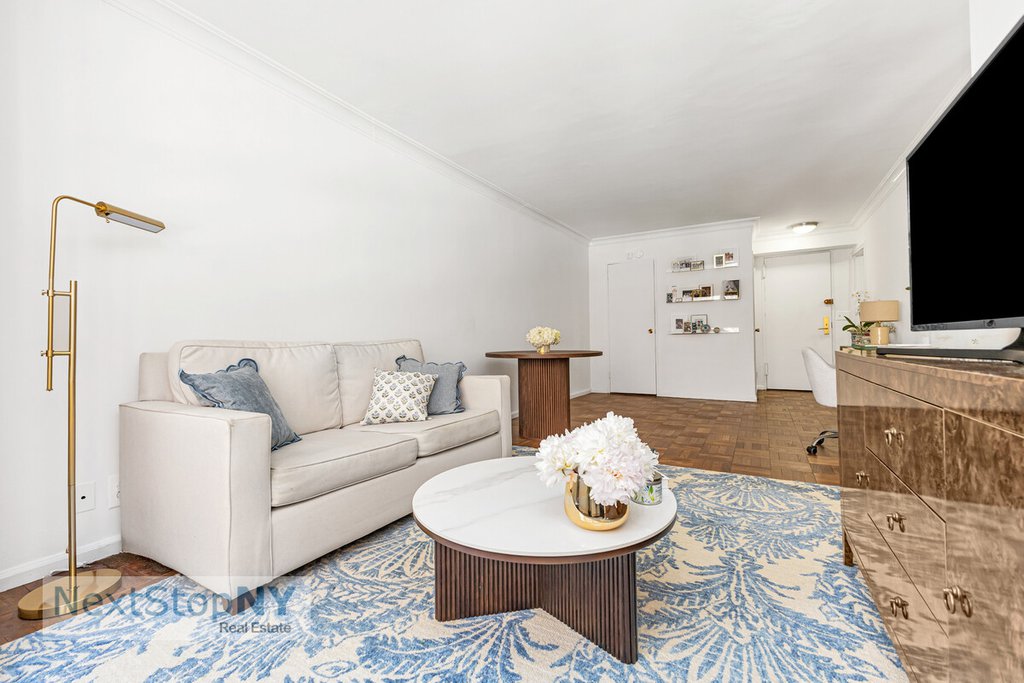 200 East 74th Street, Unit 3G photo 3