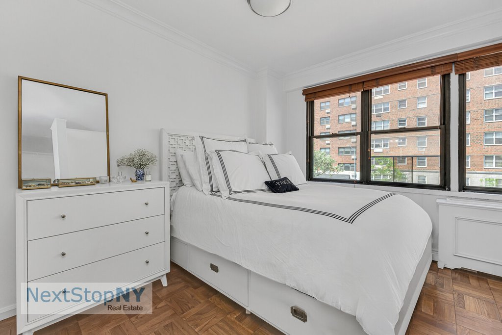 200 East 74th Street, Unit 3G photo 4