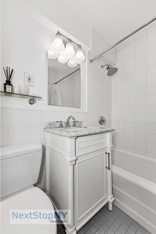 200 East 74th Street, Unit 3G photo 6
