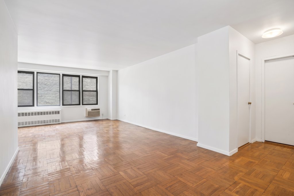 220 East 54th Street, Unit 8J photo 2