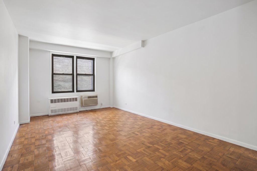220 East 54th Street, Unit 8J photo 4