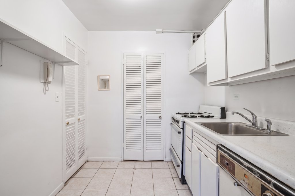 220 East 54th Street, Unit 8J photo 7