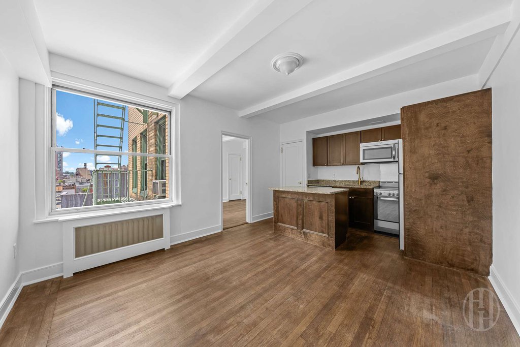 325 West 45th Street, Unit 1020 photo 3