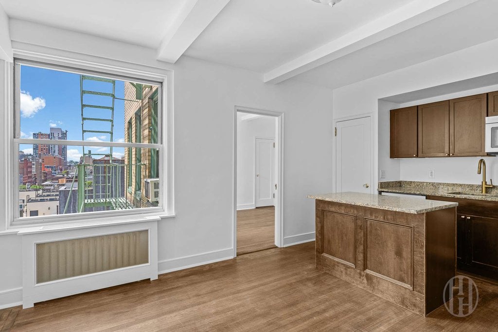 325 West 45th Street, Unit 1020 photo 4
