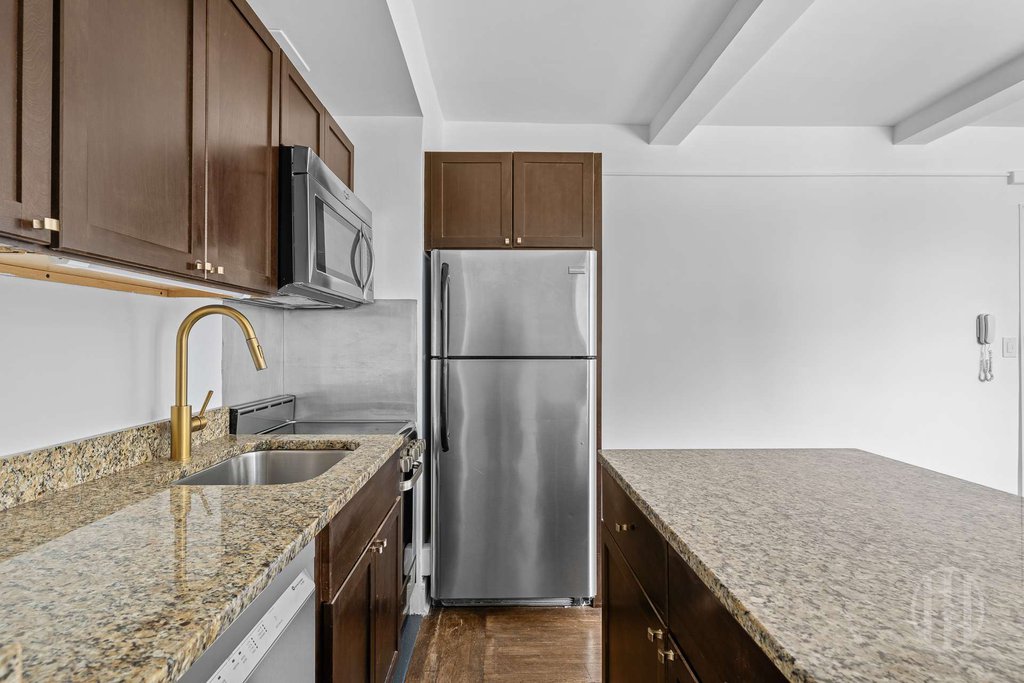 325 West 45th Street, Unit 1020 photo 5