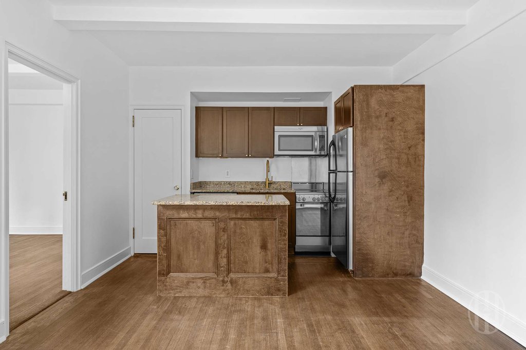 325 West 45th Street, Unit 1020 photo 7