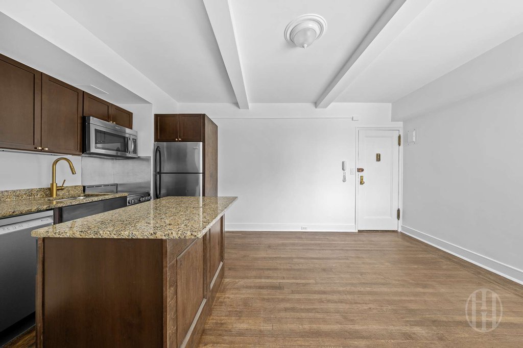 325 West 45th Street, Unit 1020 photo 8