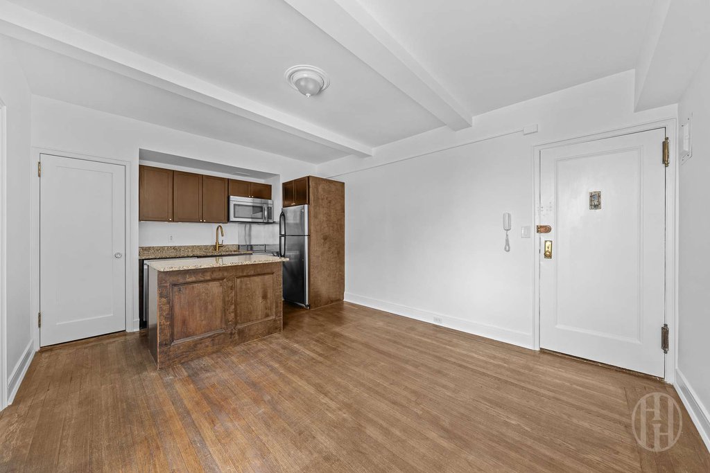 325 West 45th Street, Unit 1020 photo 9