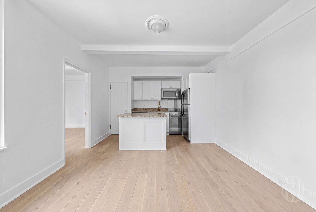 325 West 45th Street, Unit 1020 photo 6