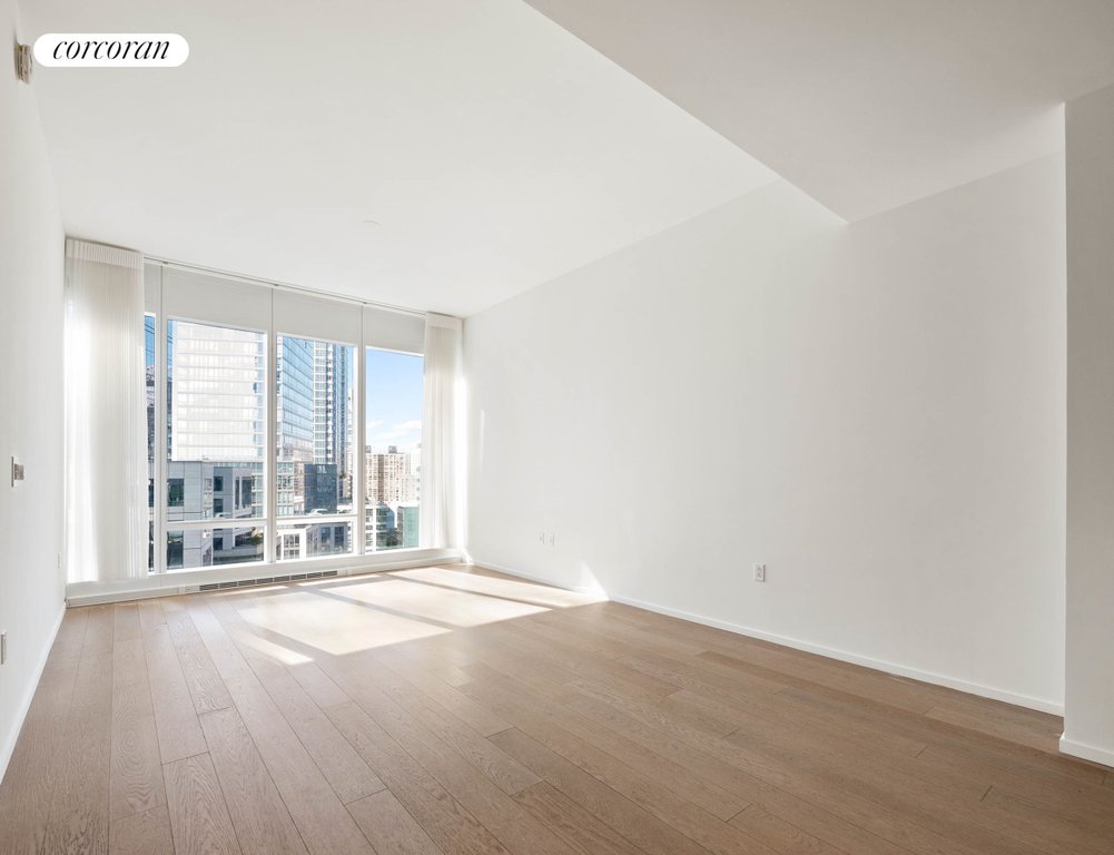 30 Riverside Boulevard, Unit 21G photo 2