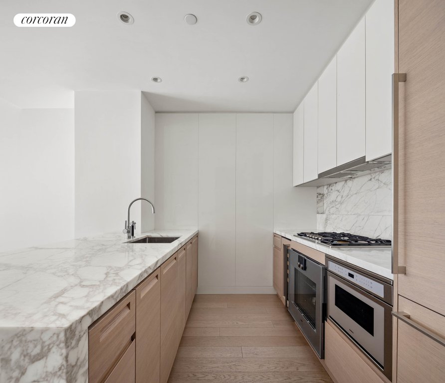 30 Riverside Boulevard, Unit 21G photo 3