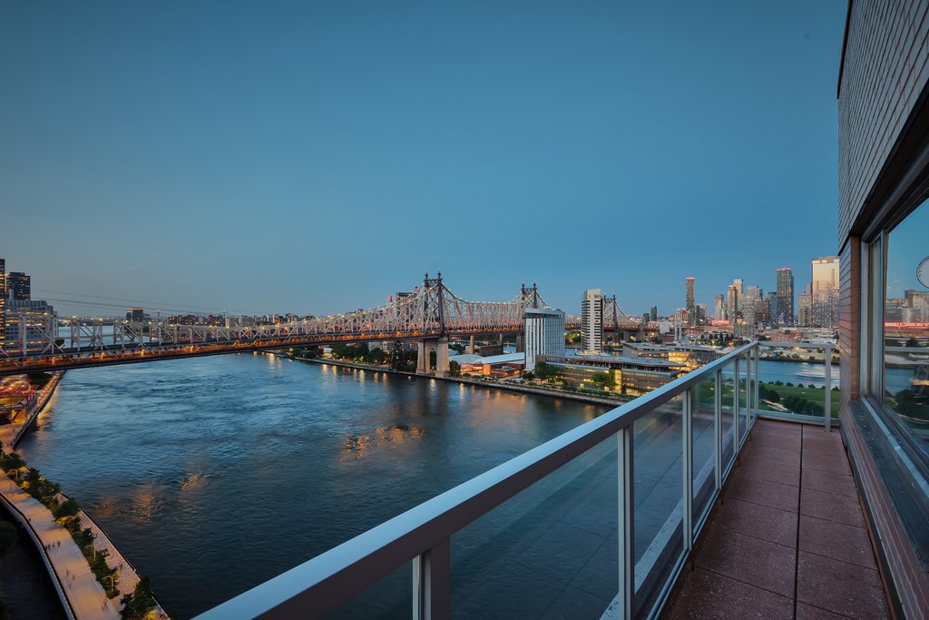 25 Sutton Place South, Unit PHG photo 3