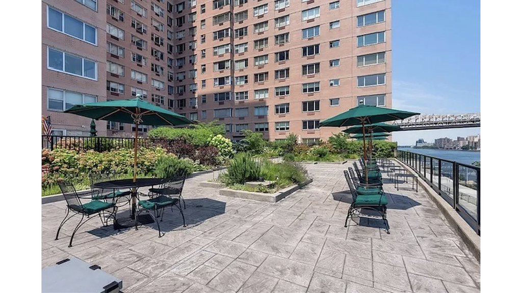 25 Sutton Place South, Unit PHG photo 29