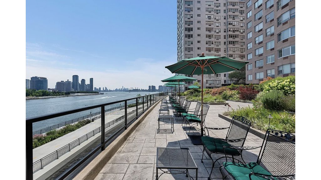 25 Sutton Place South, Unit PHG photo 30