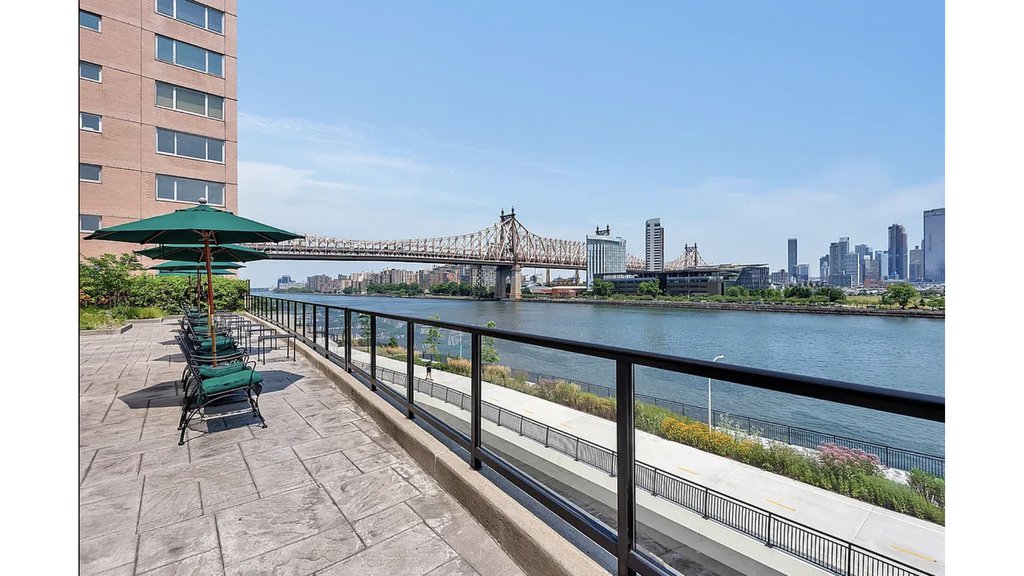 25 Sutton Place South, Unit PHG photo 31
