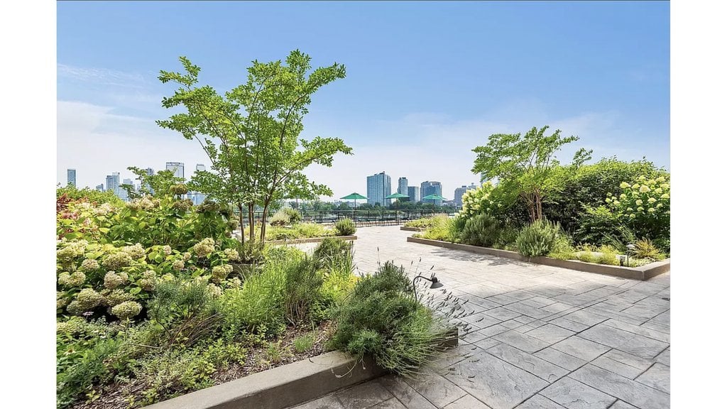 25 Sutton Place South, Unit PHG photo 32
