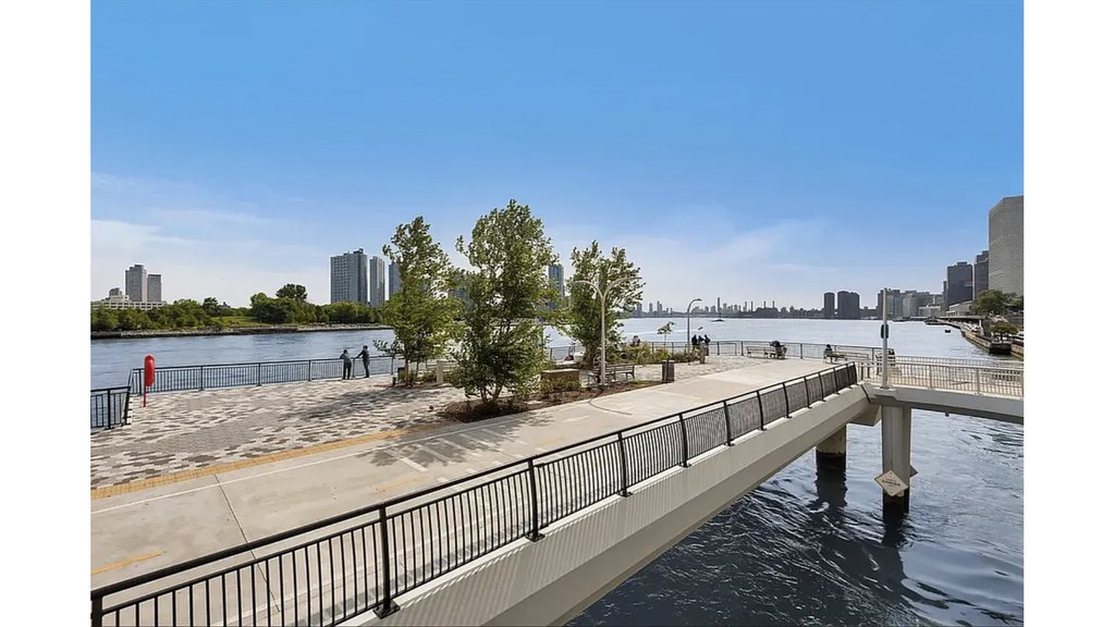 25 Sutton Place South, Unit PHG photo 34