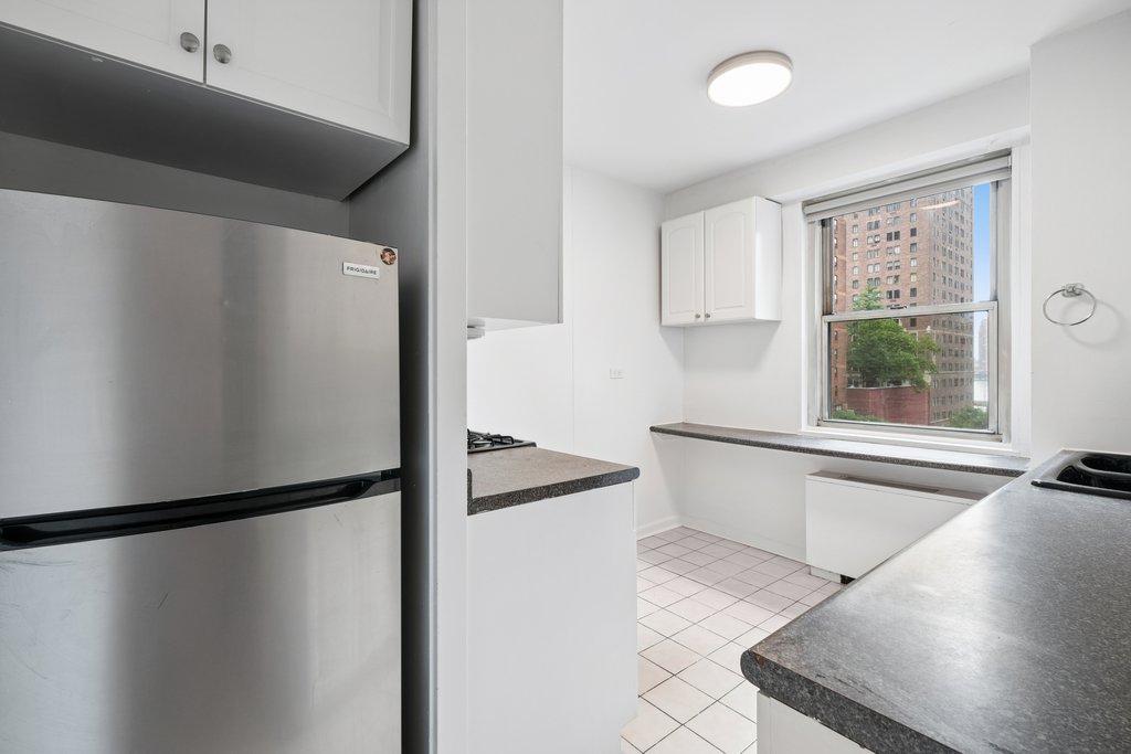 300 East 40th Street, Unit 6C photo 8