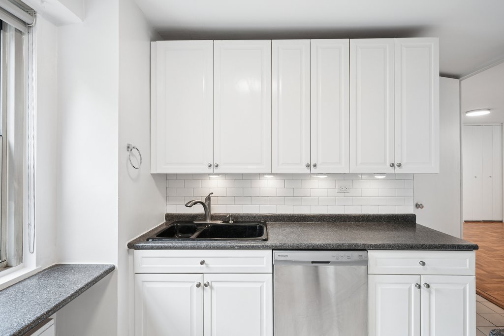 300 East 40th Street, Unit 6C photo 9