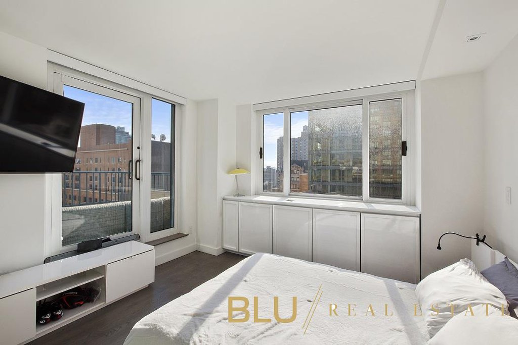 1 Irving Place, Unit V15B photo 4