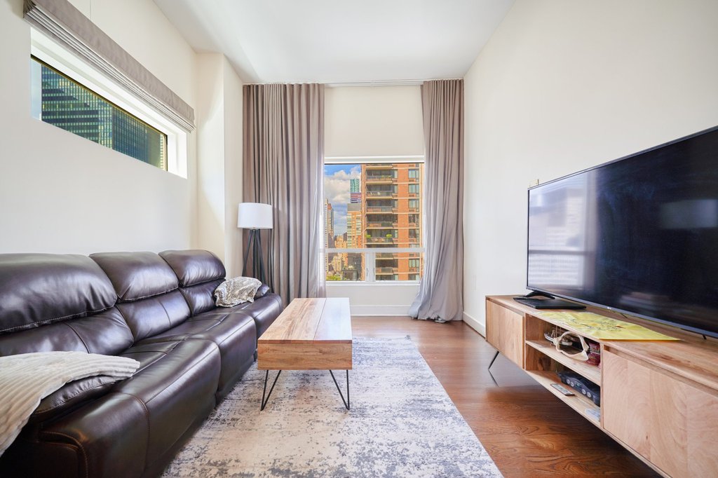 250 East 49th Street, Unit 18A