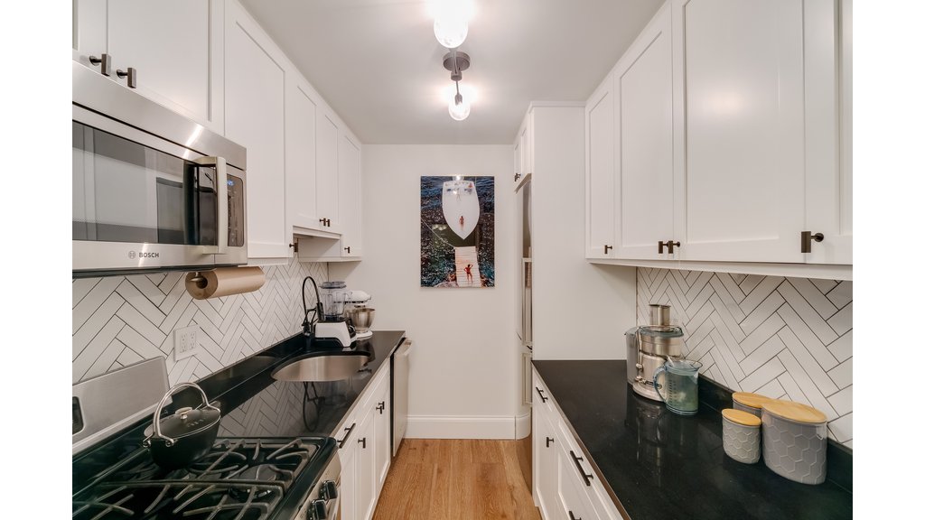 130 East 18th Street, Unit 9B photo 3