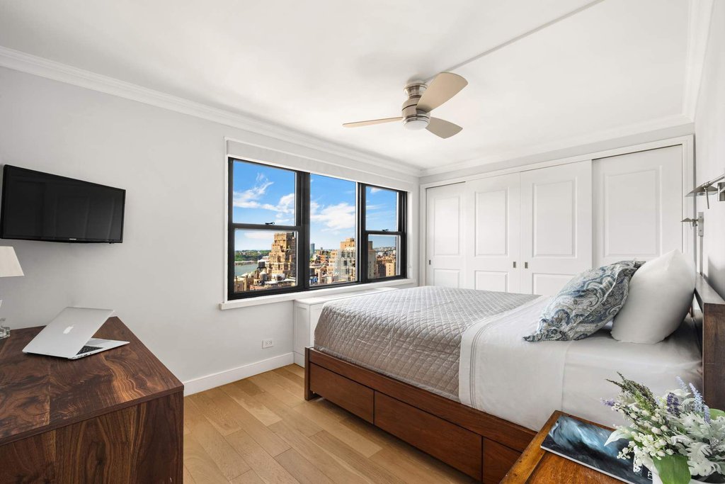 201 West 70th Street, Unit 25L photo 4