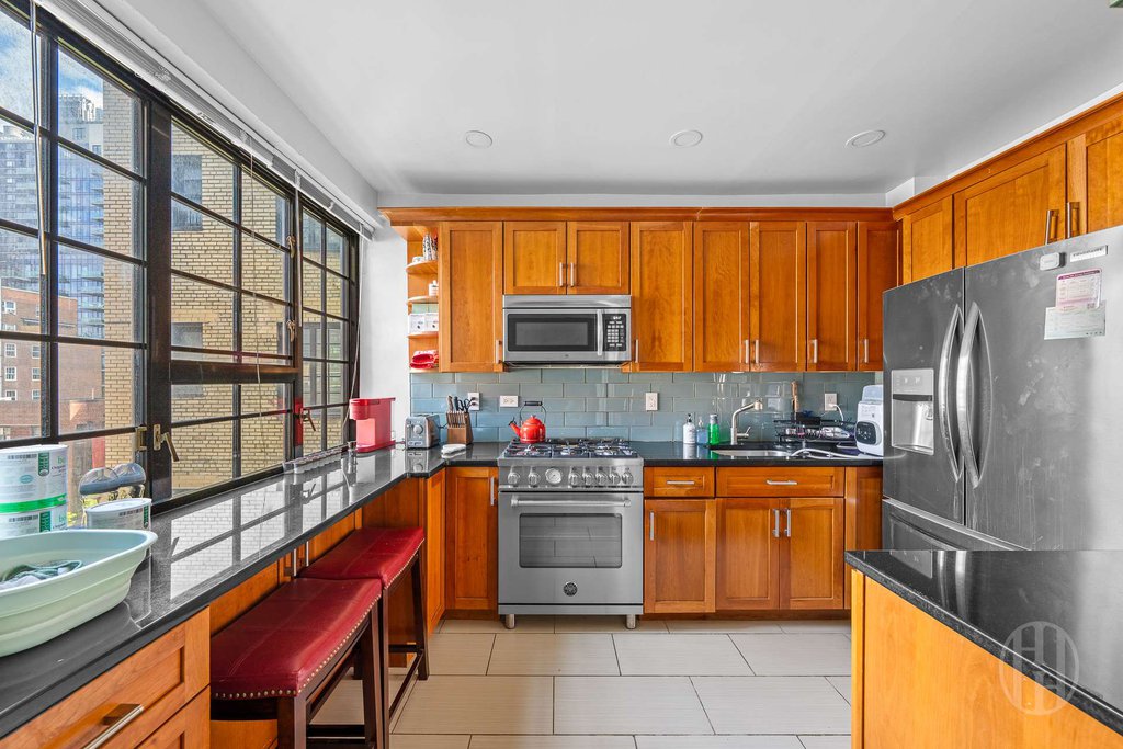 211 East 35th Street, Unit 8E photo 13