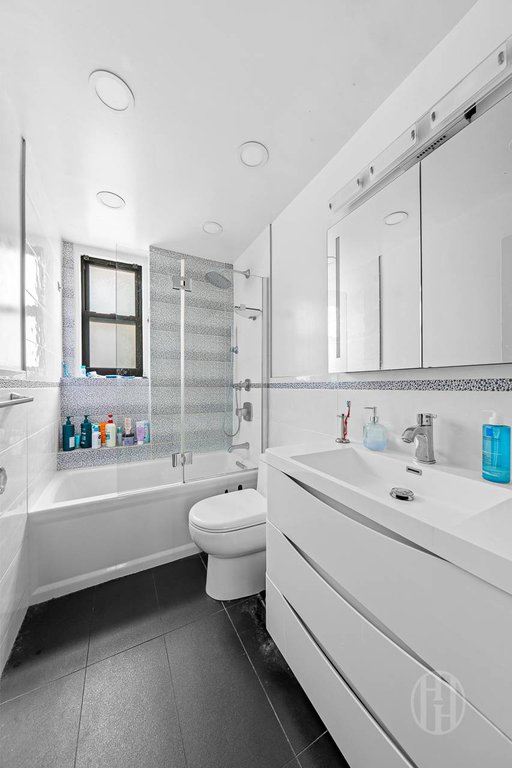 211 East 35th Street, Unit 8E photo 14