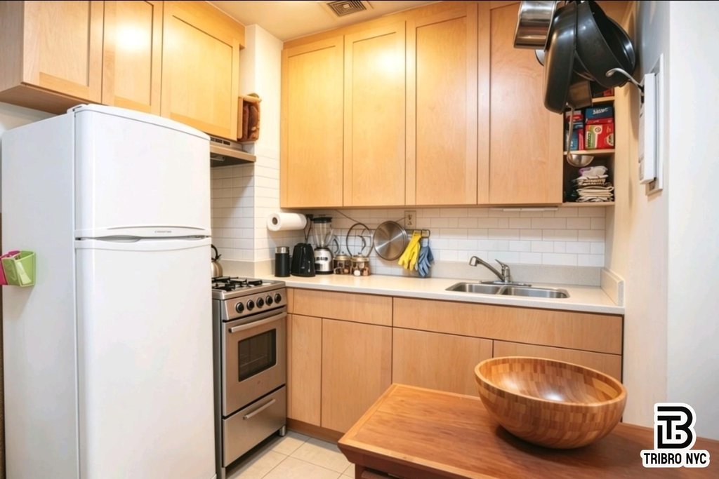 200 East 28th Street, Unit 5E photo 4